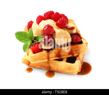 Gustose cialde con frutta, bacche e topping di cioccolato su sfondo bianco Foto Stock