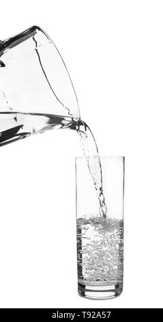 Il versamento dell'acqua in vetro su sfondo bianco Foto Stock