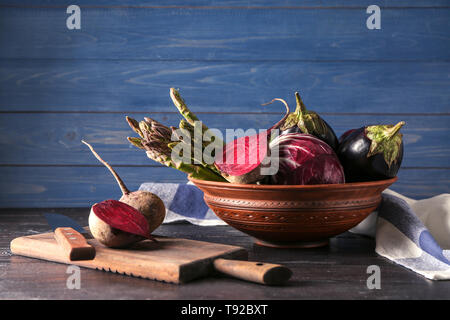 Ciotola con vari ortaggi freschi sul legno scuro tabella Foto Stock