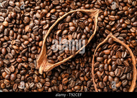 Metà del cacao pod sui chicchi di caffè tostati Foto Stock