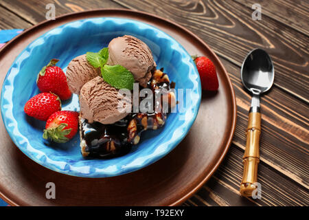 Cialda gustosa con frutti di bosco, gelati e cioccolato sulla piastra Foto Stock