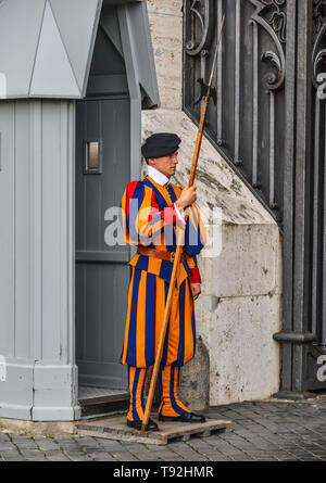 Vaticano - il Ott 14, 2018. Guardia Svizzera Pontificia in uniforme in corrispondenza di Piazza San Pietro. Soldati svizzeri sono un simbolo di attrazione in Vaticano. Foto Stock