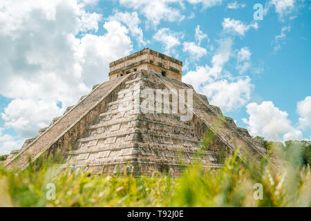 El Castillo, Chichen Itza in Messico in una giornata di sole. Foto Stock