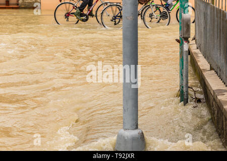 VILLAFRANCA (FC), Italia - 14 Maggio 2019: le acque fangose del fiume Montone invaso il villaggio di Villafranca. Foto Stock