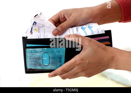 Persona in possesso di portafoglio morbidissima con automated teller machine ricevute Foto Stock