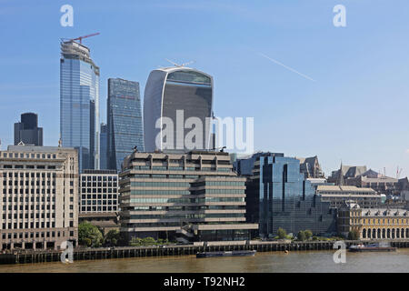 London skyline della città - estate 2019. Mostra la Pinnacle (in costruzione), il formaggio da grattugia ed edificio Walkie-Talkie. Il fiume Tamigi in primo piano. Foto Stock