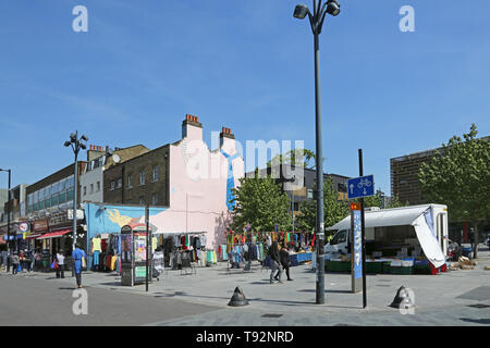 La famosa strada del mercato su Deptford High Street, Londra del sud. Un'area della diversità e della cultura internazionale. Foto Stock