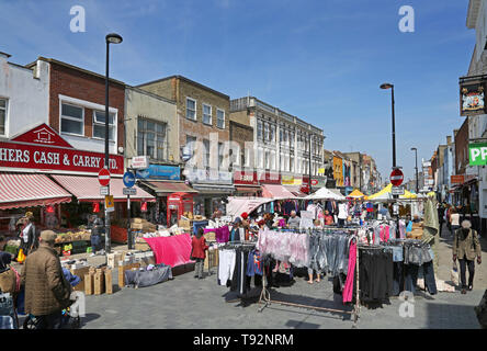 La famosa strada del mercato su Deptford High Street, Londra del sud. Un'area della diversità e della cultura internazionale. Foto Stock