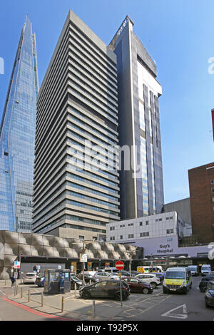 Guys Hospital di Londra, Regno Unito. Mostra hopital principale edificio a torre con ingresso pubblico affollato con vetture e ambulanze. Foto Stock