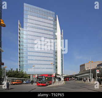 Il nuovo ponte di Londra alla stazione degli autobus e dei taxi di fronte all'edificio News, uffici di Londra di Rupert Murdoch di News Corporation. Foto Stock