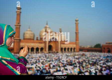 Devoti musulmani offrono Eid-ul-fitr preghiere a Jama Masjid Foto Stock