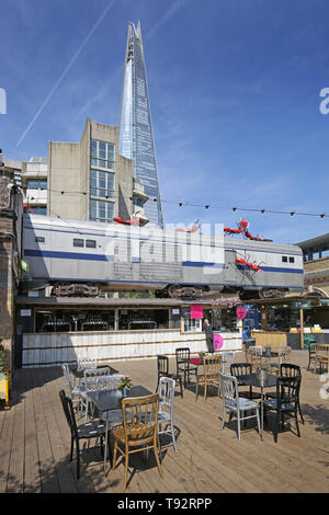 Cantiere di aceto, una nuova area di pop-up bar, caffetterie e bancarelle del mercato vicino alla stazione London Bridge, Londra, Regno Unito. Mostra la torre di Shard in background. Foto Stock