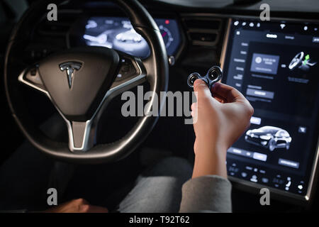 Vista interna di Tesla veicolo elettrico. Ruota Sreering e visualizza Foto Stock