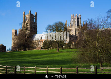 Una vista della Cattedrale di Ely in una bella giornata di sole. Foto Stock