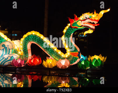 Drago illuminato galleggiante sul Fiume Ping a Chiang Mai, Thailandia. Foto Stock