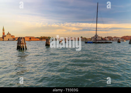 Venezia, Italia - 23 Ottobre 2018: Vista di San Giorgio Maggiore e la Giudecca isole da fondamenta Salute Foto Stock