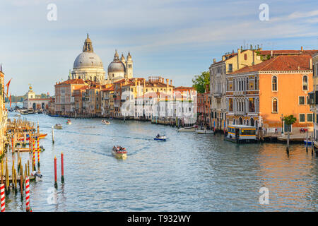 Vista del Canal Grande dal Ponte dell'Accademia a Venezia. Italia Foto Stock
