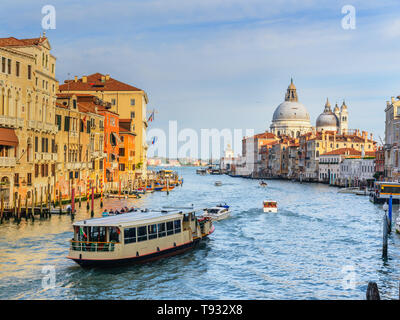 Vista del Canal Grande dal Ponte dell'Accademia a Venezia. Italia Foto Stock