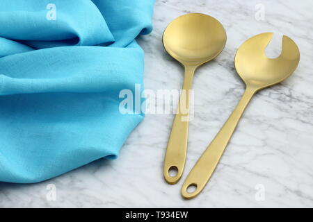 Alla moda e bellissimo golden cucchiaio e forchetta stile impostato con orlo a giorno biancheria igienico Foto Stock