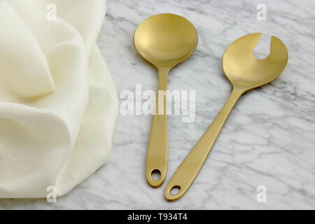 Alla moda e bellissimo golden cucchiaio e forchetta stile impostato con orlo a giorno biancheria igienico Foto Stock