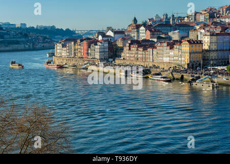 Fiume Douro e quartiere Ribeira, Porto, Portogallo Foto Stock