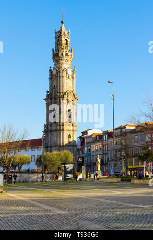 Torre dos Clerigos, la torre campanaria della chiesa Clerigos, Sito Patrimonio Mondiale dell'Unesco, Oporto, Portogallo Foto Stock