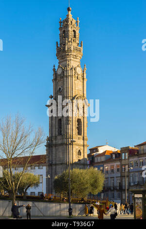 Torre dos Clerigos, la torre campanaria della chiesa Clerigos, Sito Patrimonio Mondiale dell'Unesco, Oporto, Portogallo Foto Stock