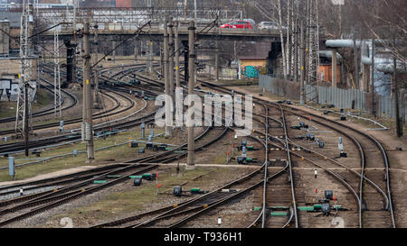 RIGA, Lettonia - 27 Marzo 2019: più il binario ferroviario switches , foto simbolico per la decisione, la separazione e la qualità di leadership. - Immagine Foto Stock