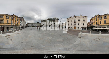 Visualizzazione panoramica a 360 gradi di Udine, Italia. Maggio 2019. 360° dell'immagine. Una vista del palazzo veneziano in piazza Settembre 20