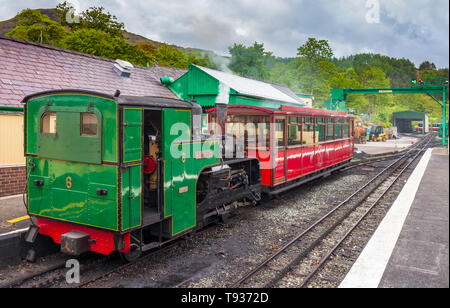 Padarn locomotiva a vapore a LLanberis stazione ferroviaria, Snowdon Mountain Railway. Foto Stock