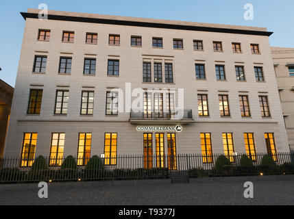 Berlino, Germania - 29 Aprile 2019: l'edificio Commerzbank al tramonto vicino alla Porta di Brandeburgo a Berlino, Germania Foto Stock