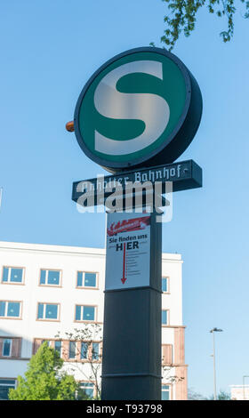 Berlino, Germania - 29 Aprile 2019: un segno per la stazione ferroviaria Anhalter Bahnhof sulla S-Bahn Berlin in Germania. La S-Bahn è un Rapid Transit Railway Foto Stock