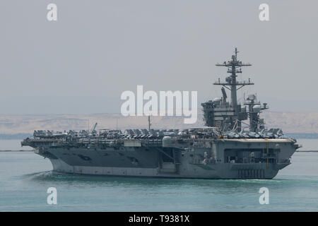 L'Egitto, il canale di Suez. Abraham Lincoln Strike gruppo (ABECSG) transitanti Canale di Suez, 9 maggio 2019. Nimitz-class portaerei USS Abraham Lincoln (CVN 72 Foto Stock