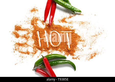 Peperoncino fresco peperoni e parola fa a caldo di spezie su sfondo bianco Foto Stock
