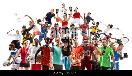 Sport collage. Campo da tennis, acceso, badminton, soccer e football americano, pallacanestro, pallamano, pallavolo, boxe, MMA fighter e giocatori di rugby. Montare le donne e gli uomini in piedi isolato su sfondo bianco Foto Stock