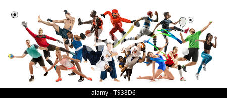 Sport collage. Campo da tennis, acceso, badminton, soccer e football americano, pallacanestro, pallamano, pallavolo, boxe, MMA fighter e giocatori di rugby. Montare le donne e gli uomini in piedi su sfondo bianco Foto Stock