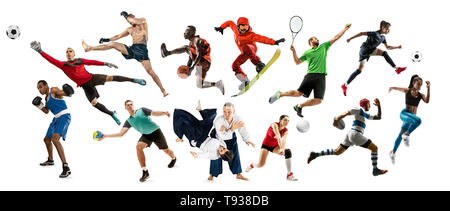 Sport collage. Campo da tennis, acceso, badminton, soccer e football americano, pallacanestro, pallamano, pallavolo, boxe, MMA fighter e giocatori di rugby. Montare le donne e gli uomini in piedi su sfondo bianco Foto Stock