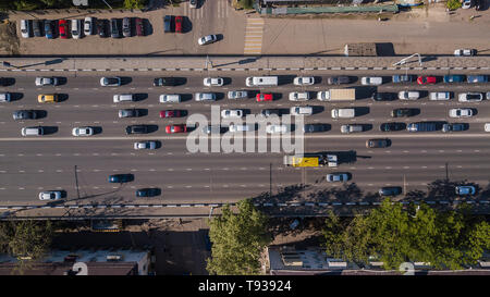 Top down vista aerea del traffico urbano jam Rush Hour autostrada. Foto Stock