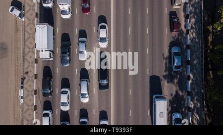 Top down vista aerea del traffico urbano jam Rush Hour autostrada. Foto Stock