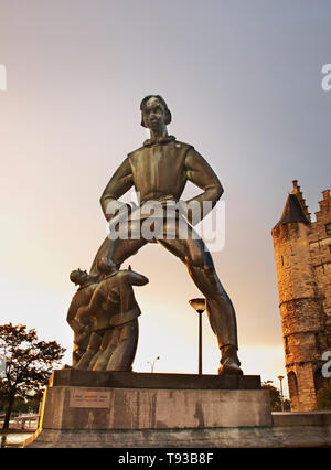 La statua di Lange Wapper nella parte anteriore del Het Steen ad Anversa. Belgio Foto Stock