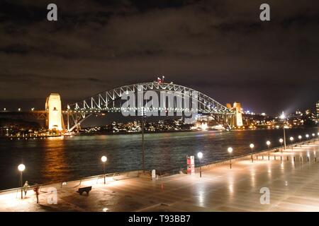 Il Ponte del Porto di Sydney di notte in piena luce Foto Stock