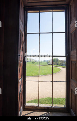 Guardando fuori attraverso una finestra di Belsay Hall, Leeds, England, Regno Unito Foto Stock