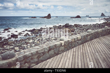 Passerella in legno da Roque de Las Bodegas Beach, retro di colore applicato tonificante, Tenerife, Spagna. Foto Stock