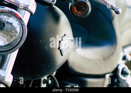 Reims Champagne Francia 15 maggio 2019 Closeup di una Harley Davidson Moto parcheggiata per le strade di Reims nel pomeriggio Foto Stock