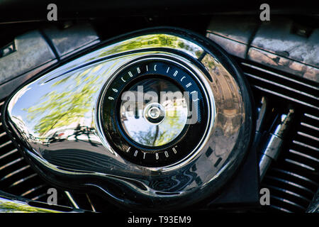 Reims Champagne Francia 15 maggio 2019 Closeup di una Harley Davidson Moto parcheggiata per le strade di Reims nel pomeriggio Foto Stock