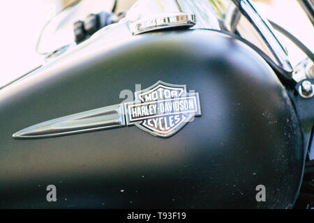 Reims Champagne Francia 15 maggio 2019 Closeup di una Harley Davidson Moto parcheggiata per le strade di Reims nel pomeriggio Foto Stock