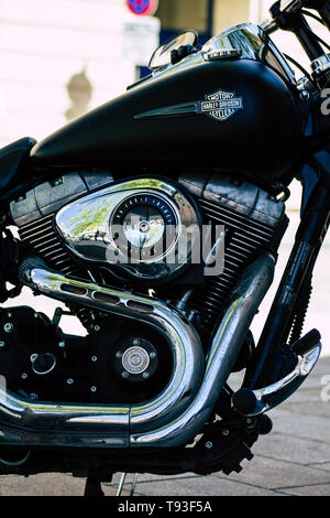 Reims Champagne Francia 15 maggio 2019 Closeup di una Harley Davidson Moto parcheggiata per le strade di Reims nel pomeriggio Foto Stock