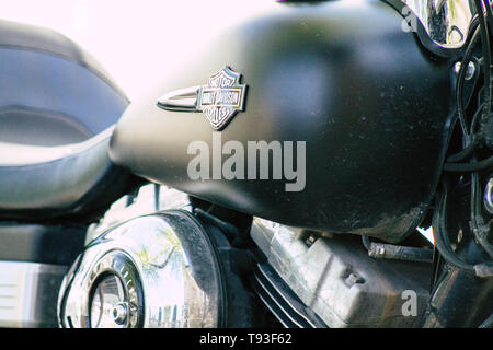 Reims Champagne Francia 15 maggio 2019 Closeup di una Harley Davidson Moto parcheggiata per le strade di Reims nel pomeriggio Foto Stock