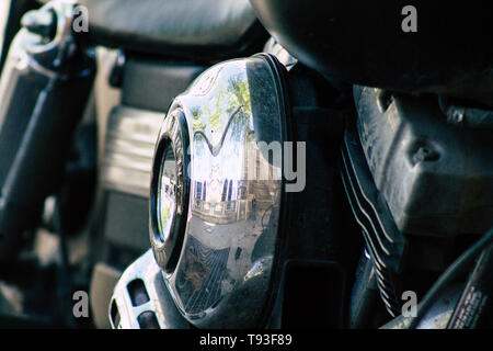 Reims Champagne Francia 15 maggio 2019 Closeup di una Harley Davidson Moto parcheggiata per le strade di Reims nel pomeriggio Foto Stock