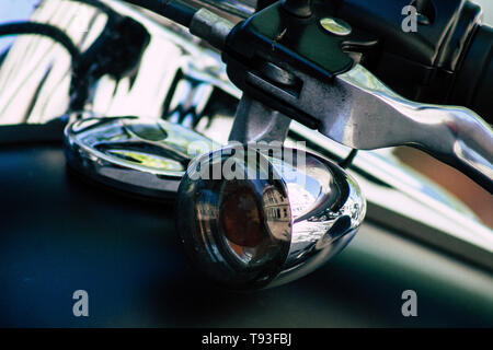 Reims Champagne Francia 15 maggio 2019 Closeup di una Harley Davidson Moto parcheggiata per le strade di Reims nel pomeriggio Foto Stock